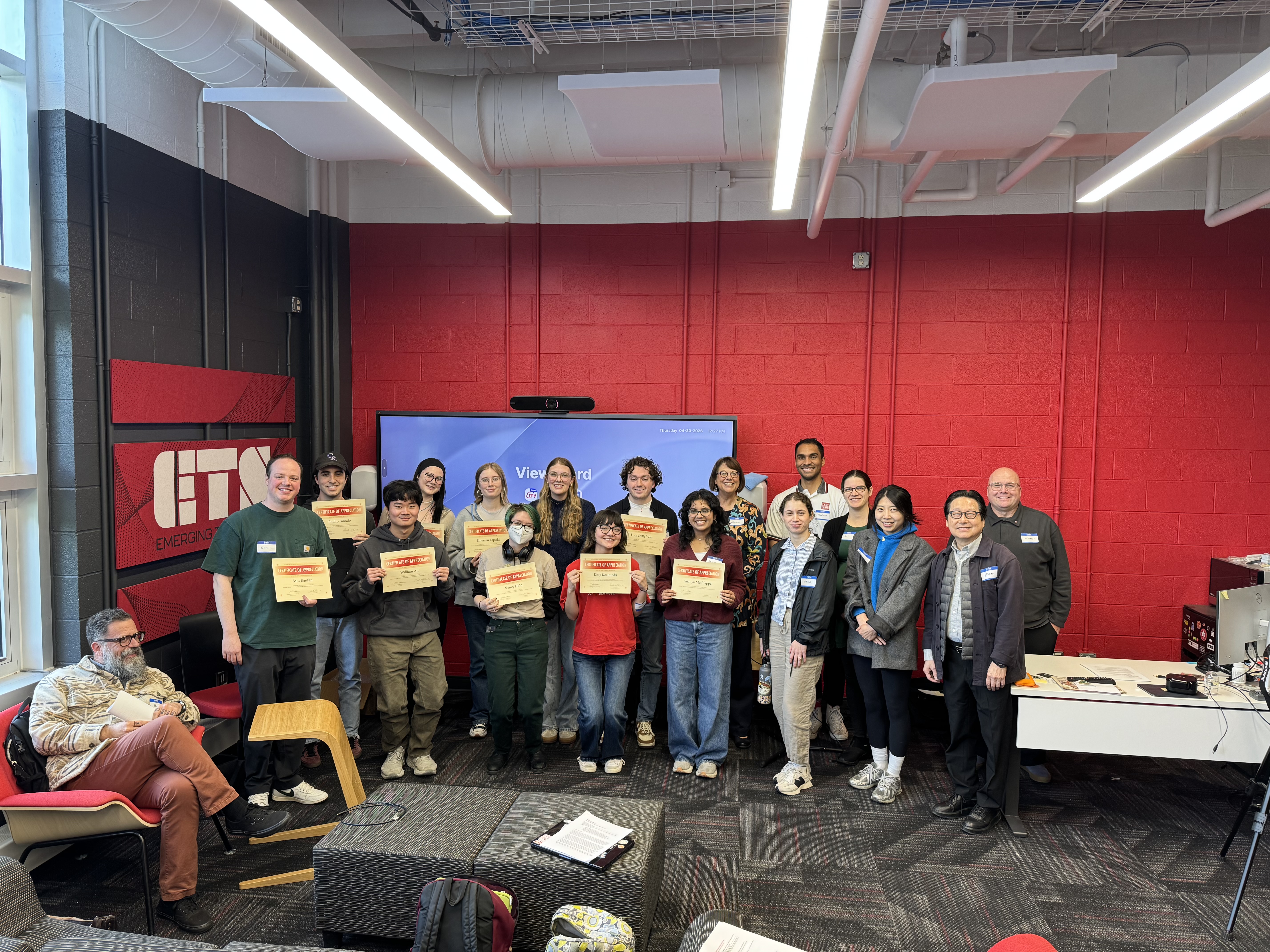 Group picture of students and collaborators in the ETS
