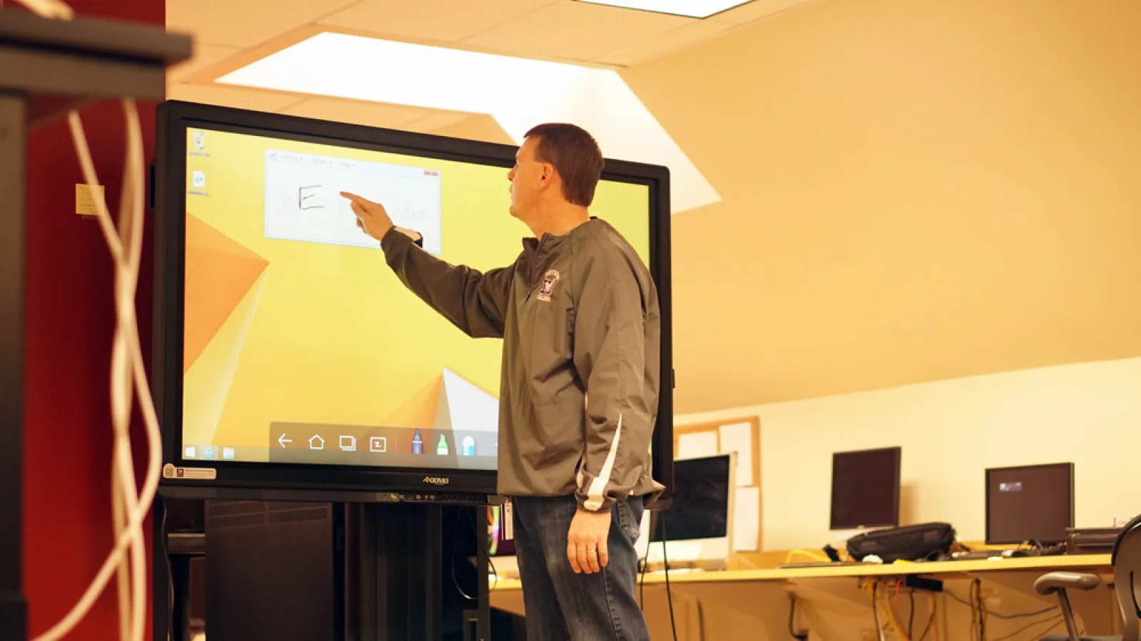 Qomo Interactive whiteboard in use
