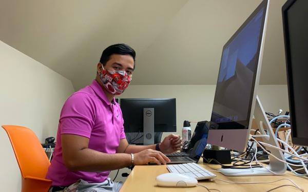 Support employee with mask