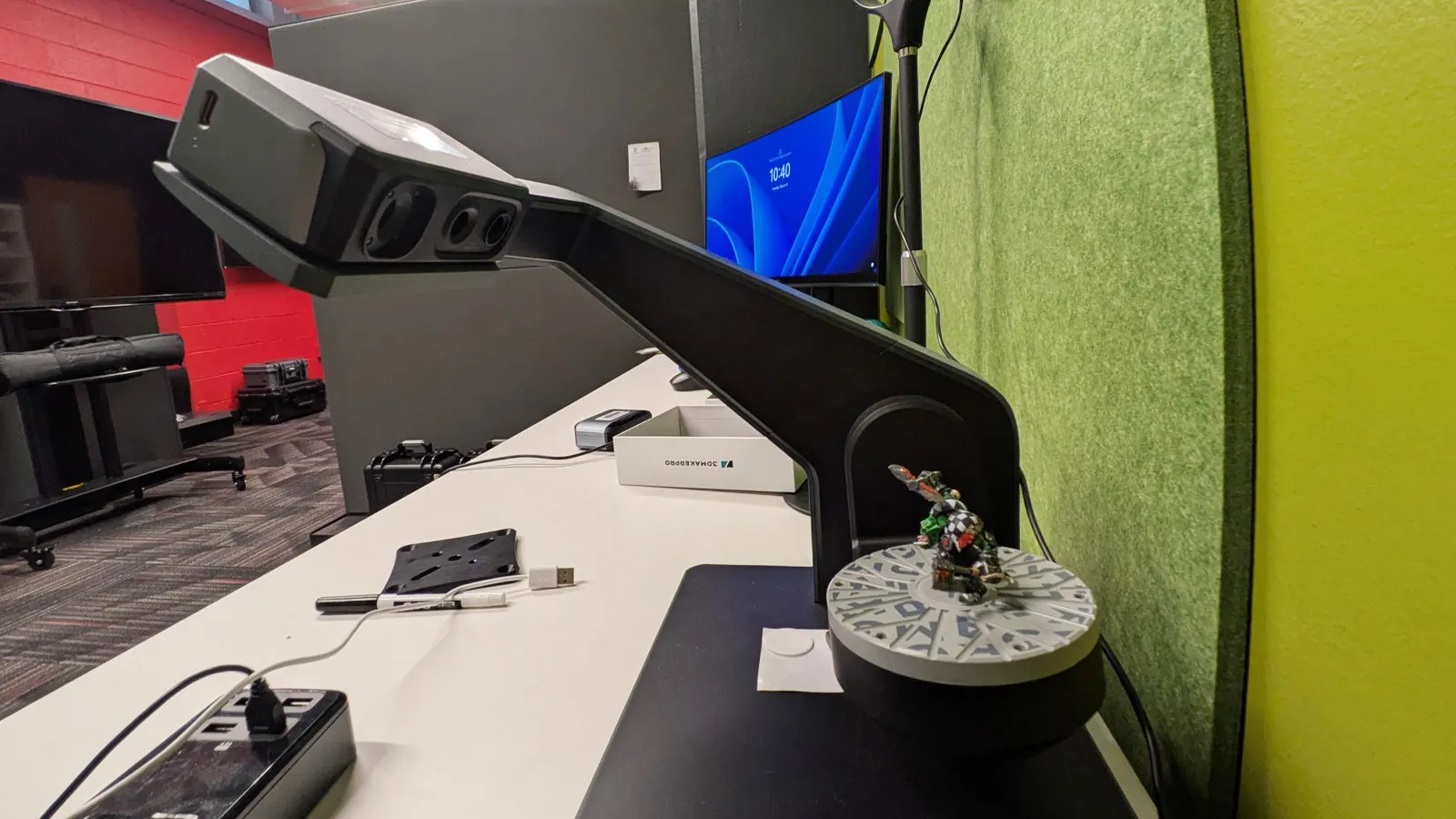 Seal 3D scanner mounted on a multi-axis turntable