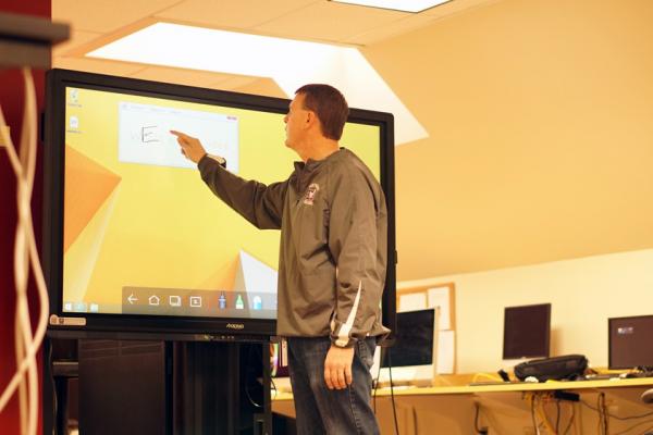 Qomo Interactive whiteboard in use